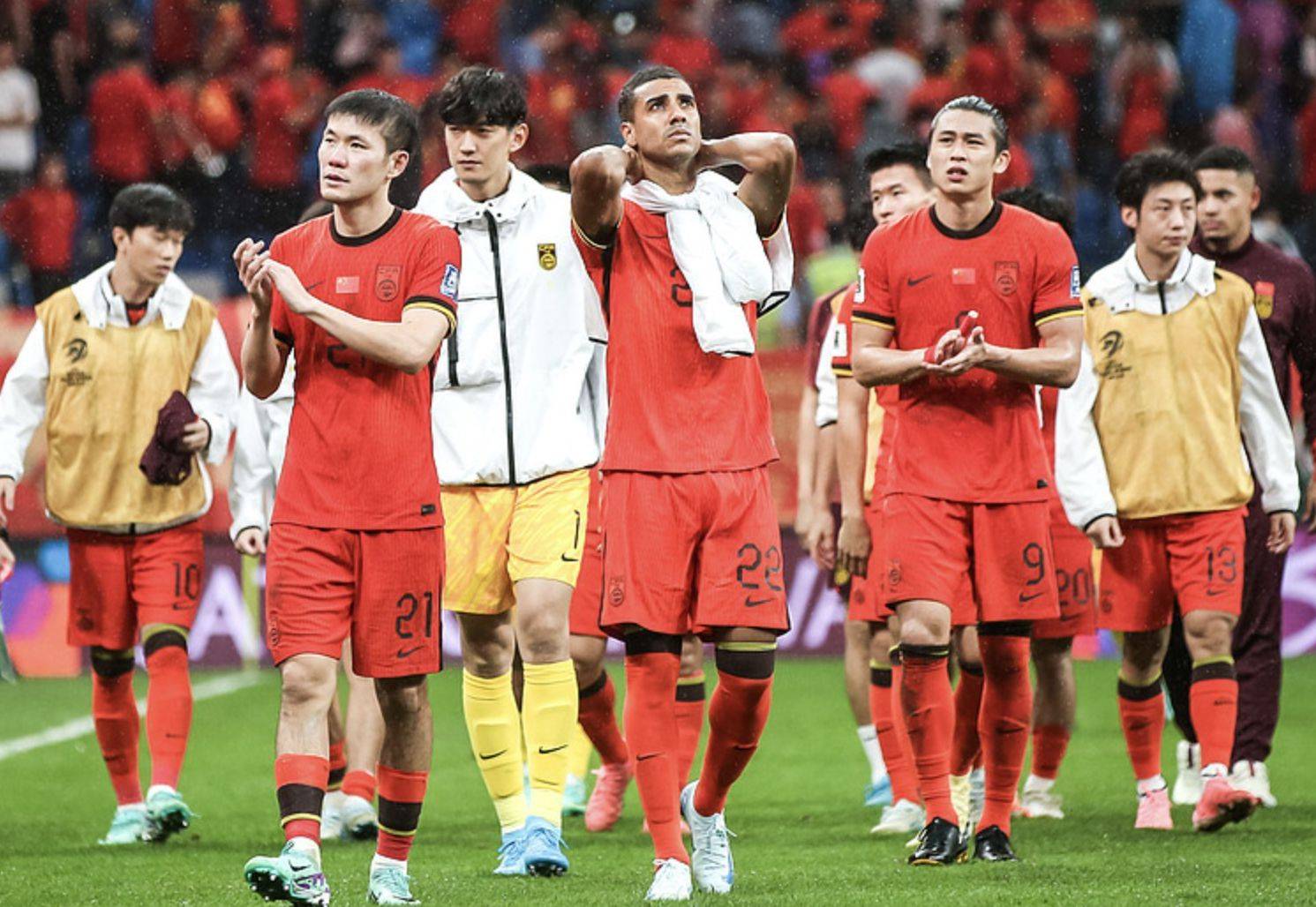 八戒体育-热议国足1-0中国香港：大部分时间索然无味加快选帅效率(中国男足VS中国股市)