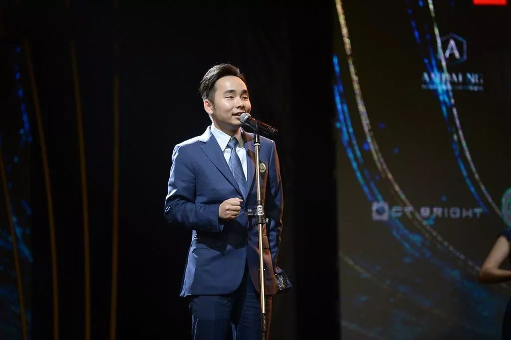 八戒体育-包含精彩瞬间不容错过，球场上演风云人物的词条